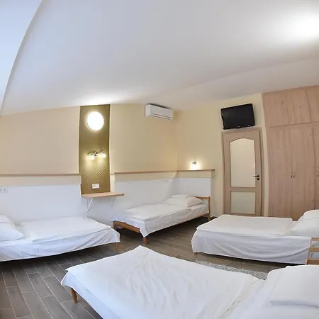 Szentesi Sport- Es Ueduelokoezpont Lodge *